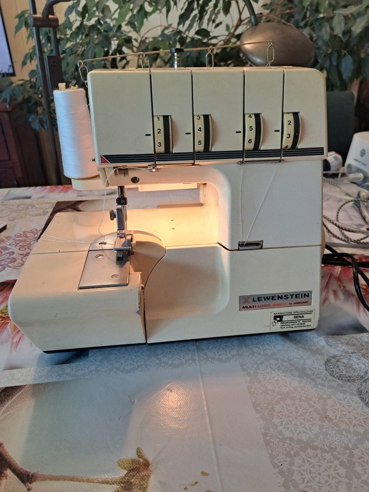 Lewenstein Multilock 340 D lockmachine met garen, Hobby en Vrije tijd, Naaimachines en Toebehoren, Ophalen, Lockmachine, Lewenstein