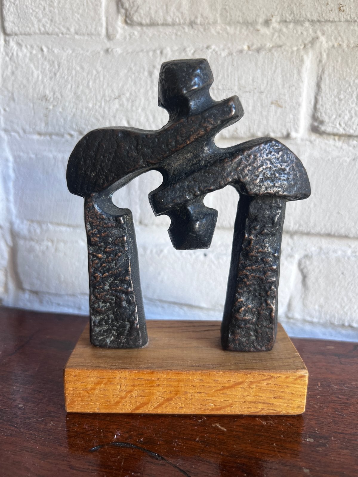 Abstract bronzen beeld van Onno de Ruyter op houten sokkel, Minder dan 20 cm, Ophalen of Verzenden, Beeld, Abstract