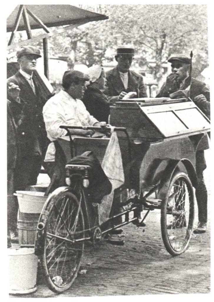 Scheveningse Schipper v..d. Toorn  op Rotterdamse markt 1929, Ophalen, Foto, Nieuw, Voor 1940