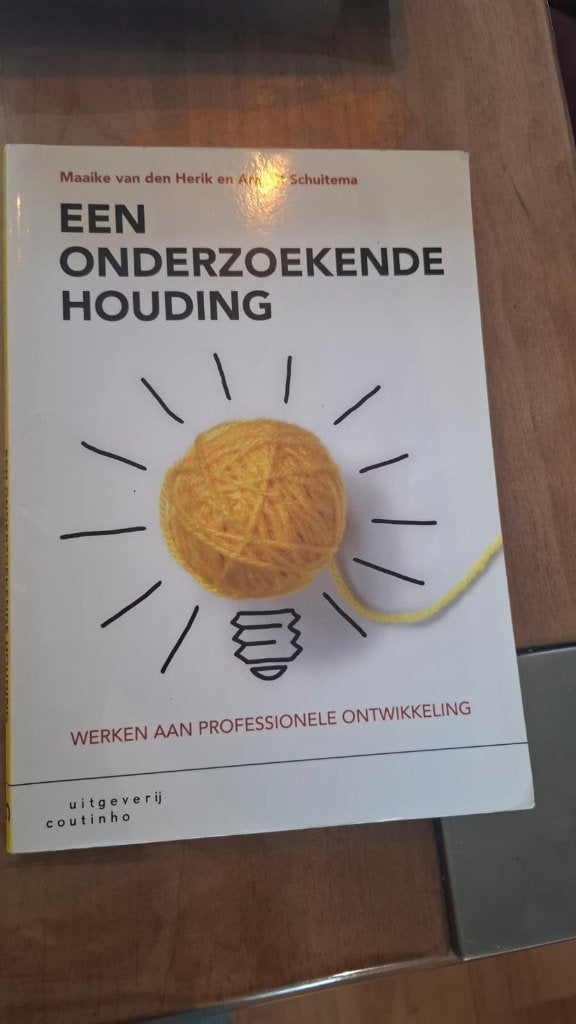 Een onderzoekende houding, Boeken, Zo goed als nieuw, Alpha, Maaike van den Herik en Arnout Schuitema, HBO