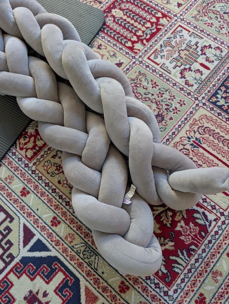 Gevlochten baby bumper - Knoopkussen - Bedomrander, Ophalen of Verzenden, Zo goed als nieuw, 180 cm of meer, Minder dan 70 cm