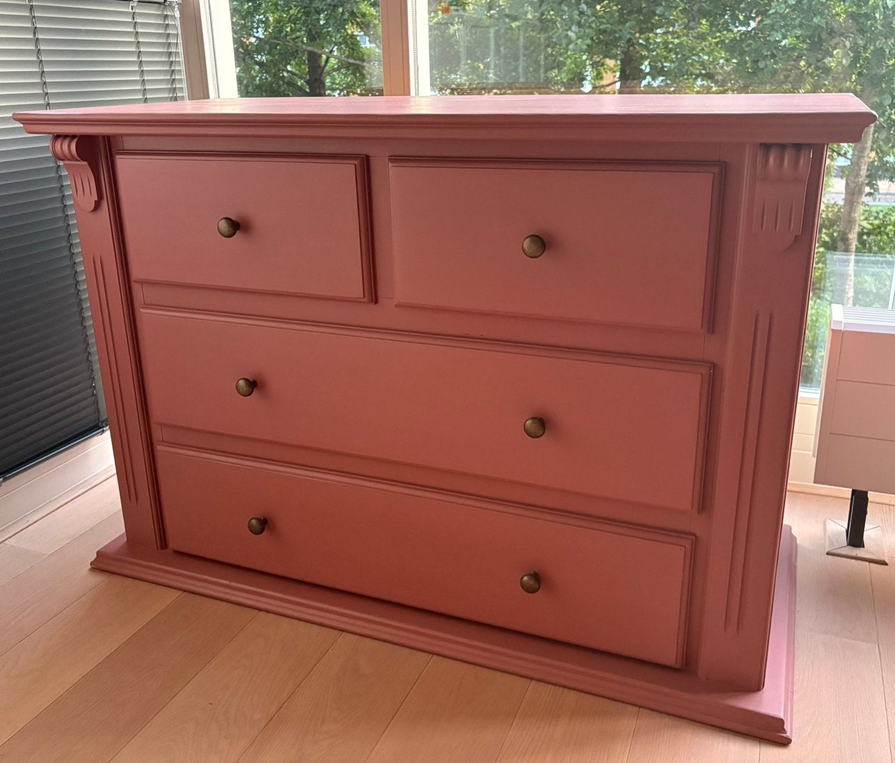 Roze/paarse brocante vintage ladekast commode messing knop, Ophalen, 100 tot 150 cm, Zo goed als nieuw, 3 of 4 laden