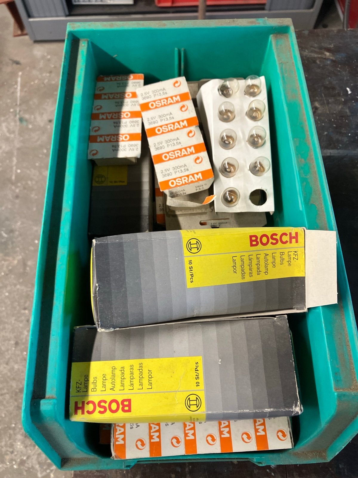 Kistje met diverse auto gloeilampen - Bosch, Osram, Tungsram, Auto-onderdelen, Ophalen of Verzenden, Gebruikt, Universele onderdelen