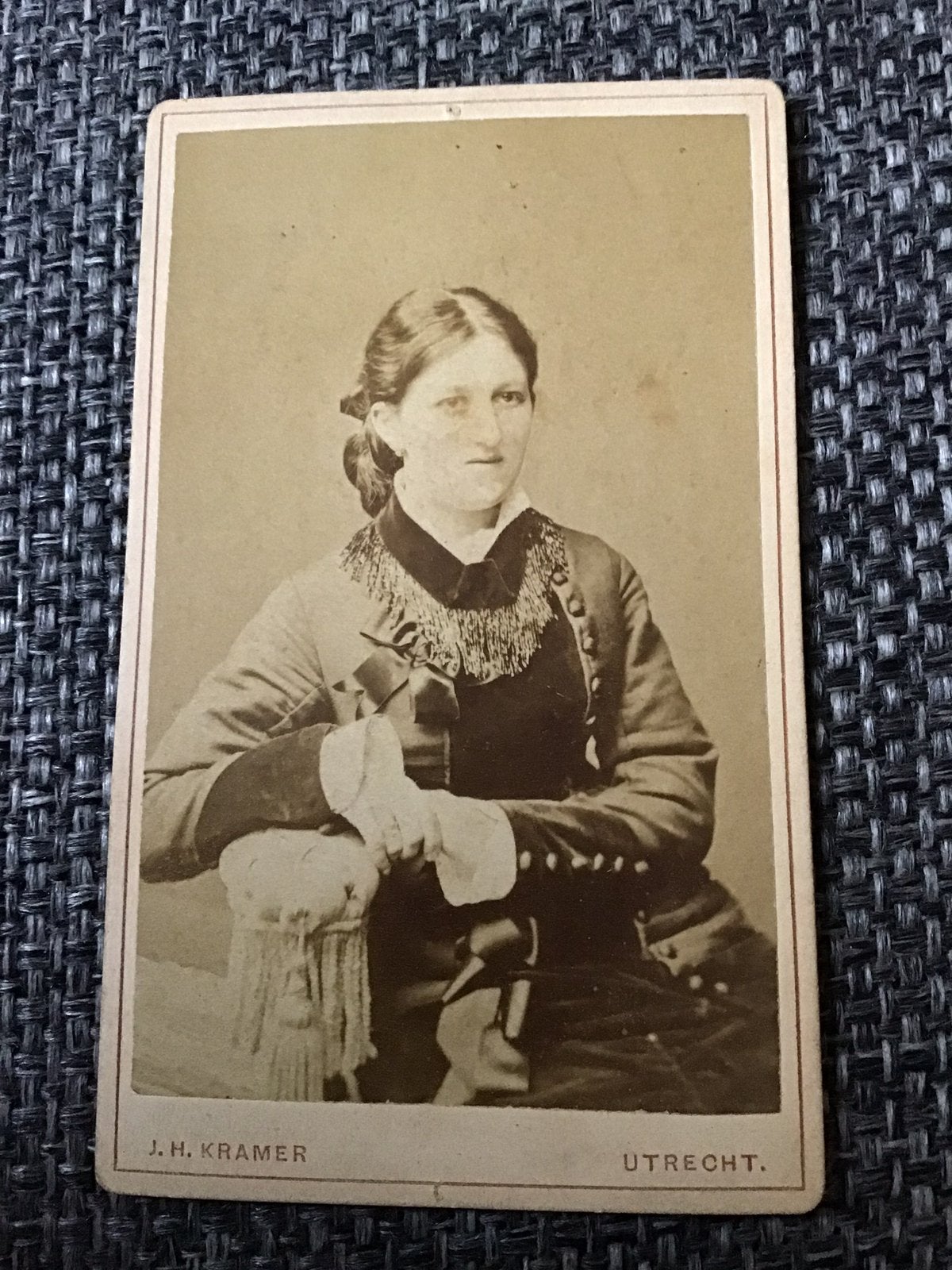 CDV, Vrouw, J.H. KRAMER, UTRECHT, Carte de Visite, Ophalen of Verzenden, Voor 1940, Gebruikt, Foto