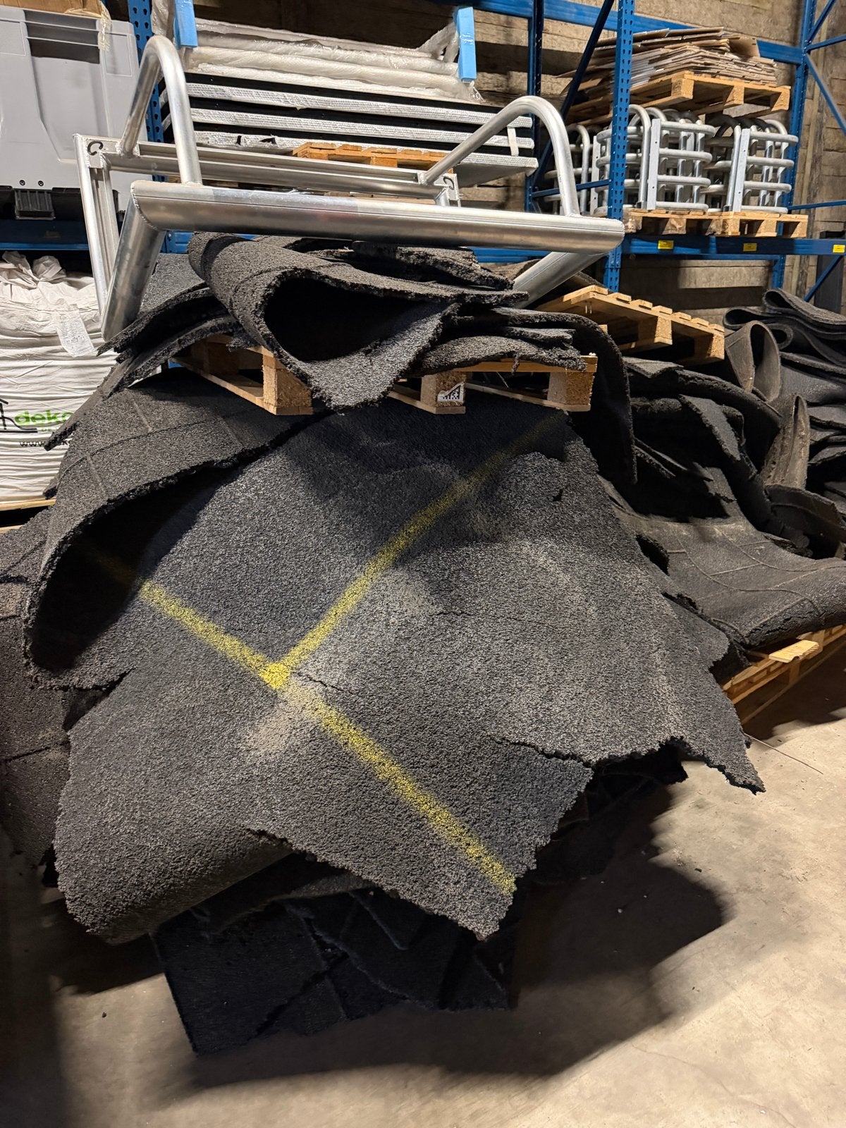 Gratis: 280m2 rubber vloer (1,5-2,5cm dik), Ophalen, Gebruikt