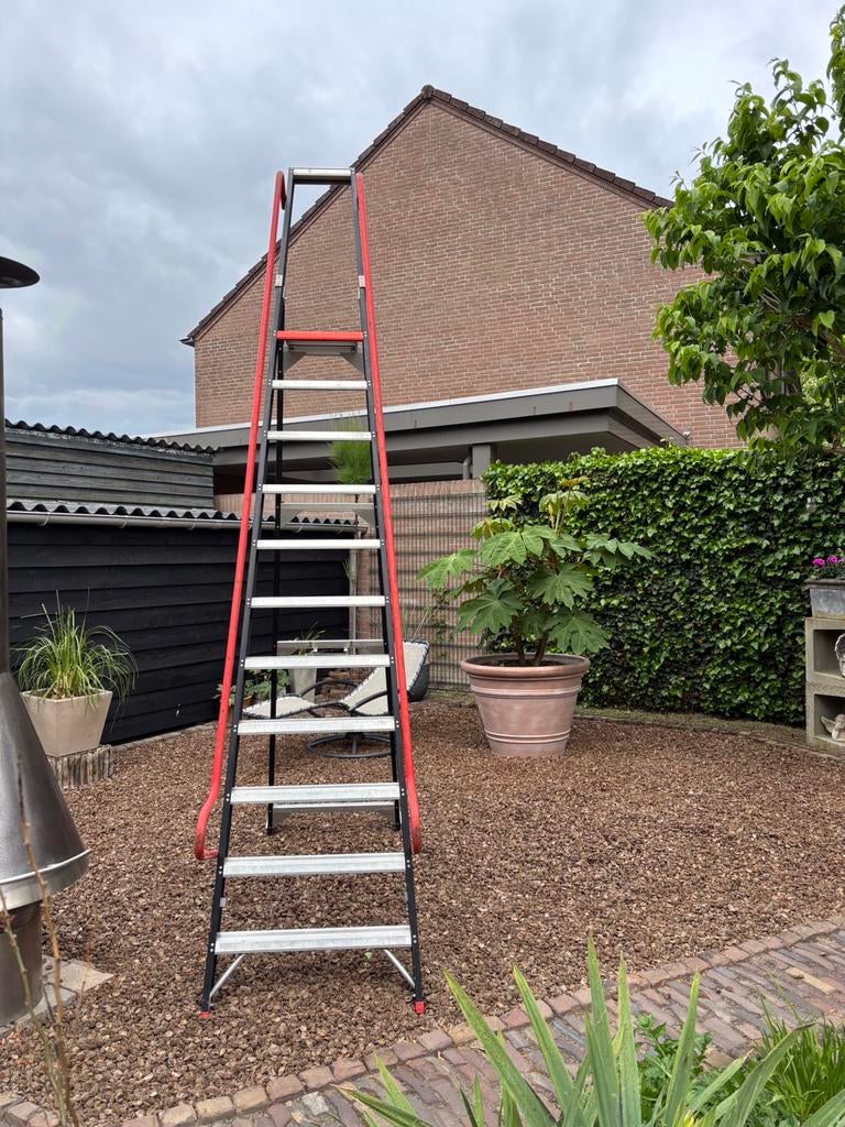 Altrex trap - Taurus - ( Professionel 11 treden ), Ophalen, Trap, Zo goed als nieuw, Opvouwbaar of Inschuifbaar