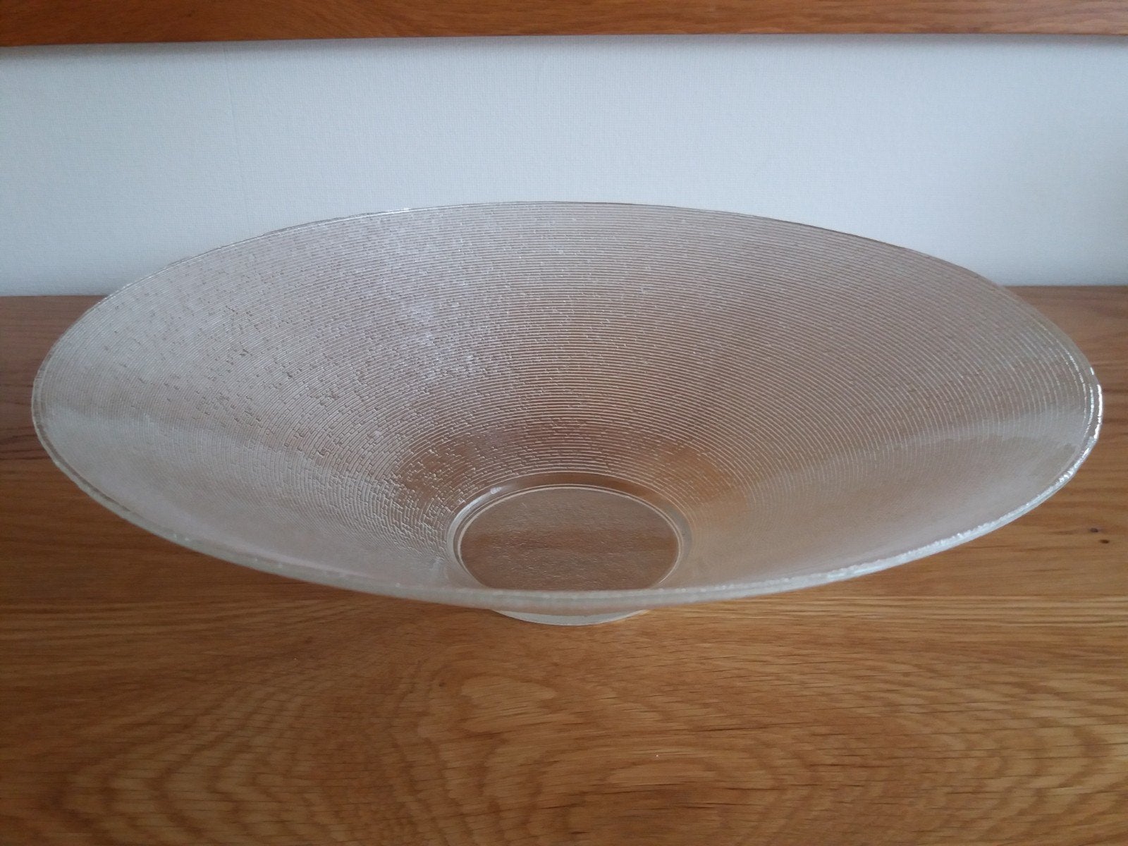 Glazen schaal met ribbel.
Leuk voor het decoreren., Schaal, Rond, Ophalen of Verzenden, Glas