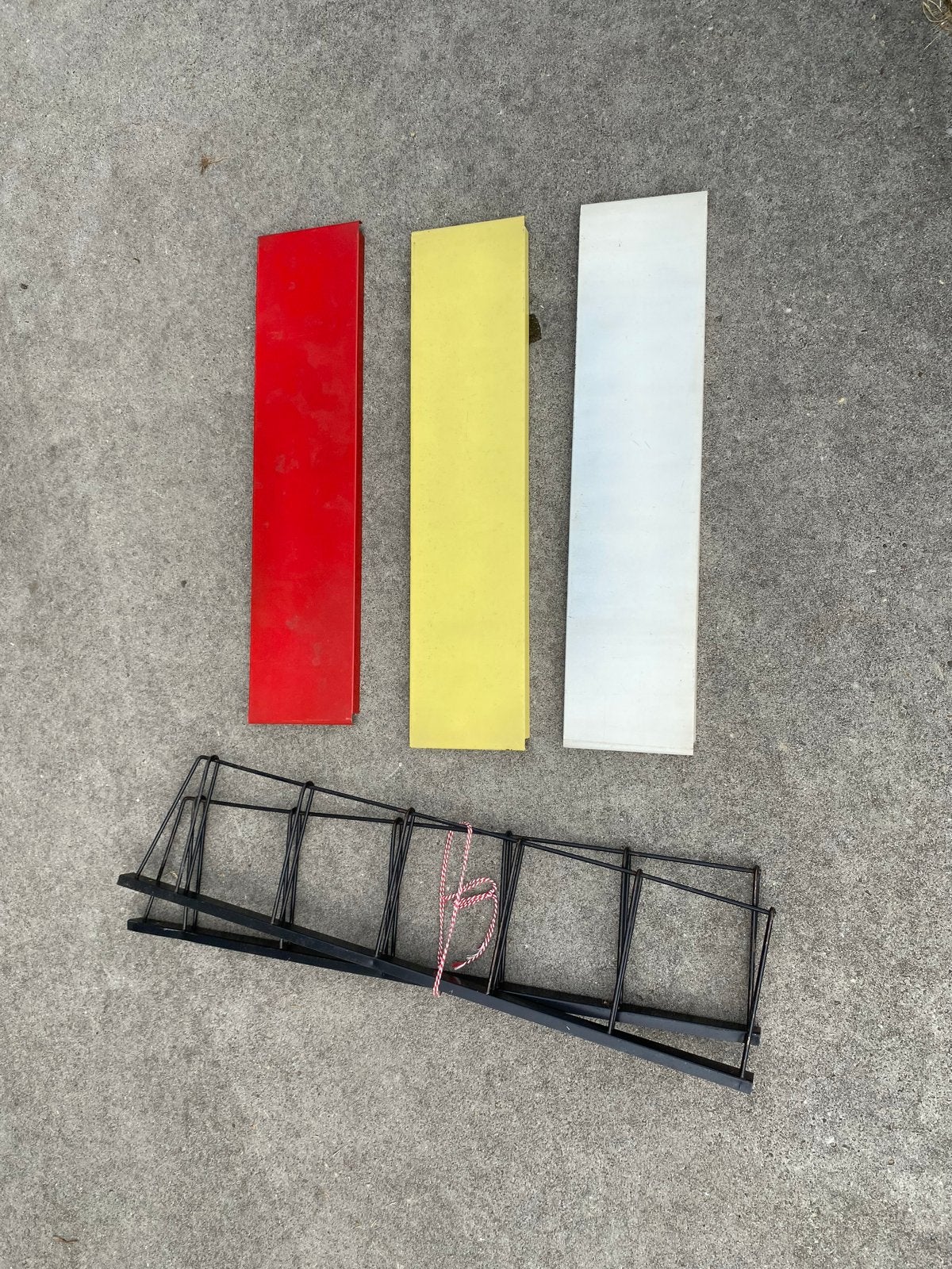 Vintage Tomado wandrek met 3 planken, rood, geel, wit, Ophalen of Verzenden