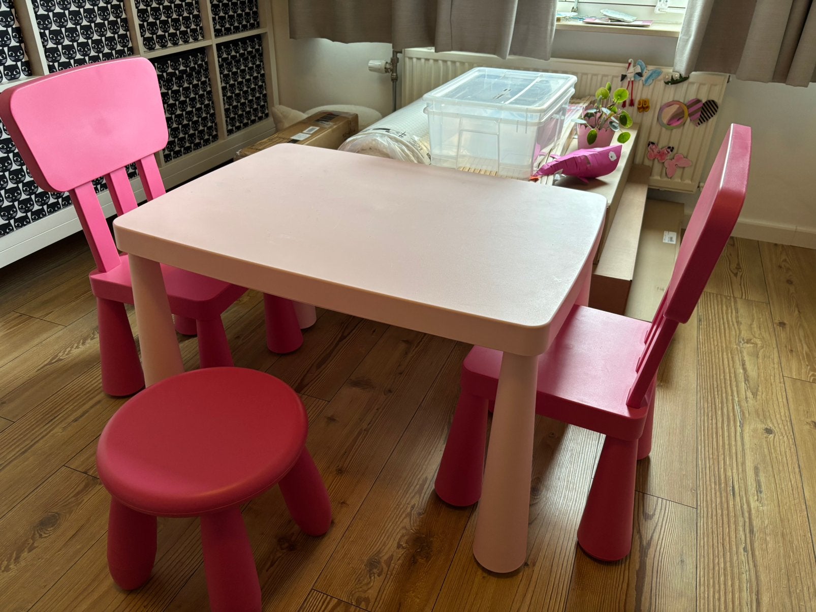 Roze tafeltje met stoeltjes en krukje, Kinderen en Baby's, Kinderkamer | Tafels en Stoelen, Ophalen, Gebruikt, Tafel(s) en Stoel(en)