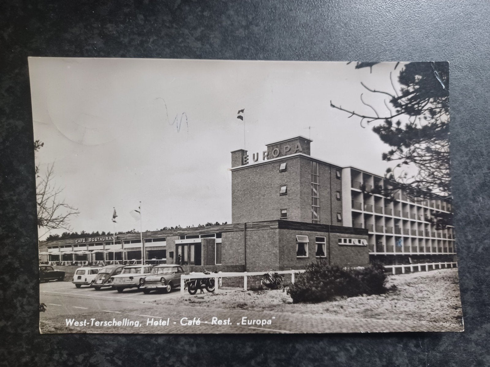 West Terschelling Hotel Europa met auto's 1964, Verzamelen, Ophalen of Verzenden, 1960 tot 1980, Gelopen, Waddeneilanden