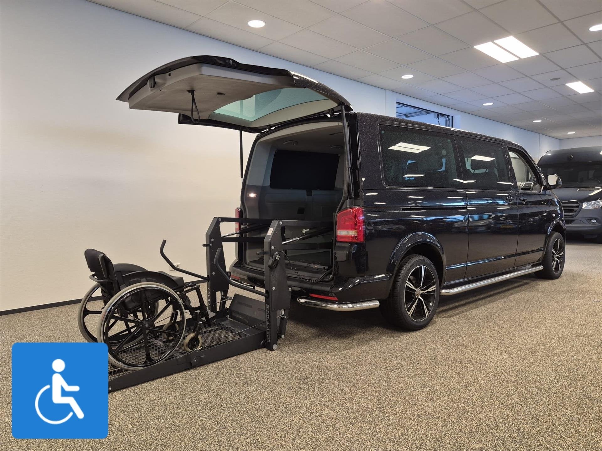 Volkswagen Caravelle L2H1 Rolstoelbus 5+1 - 2x zijschuifdeur, Stof, Gebruikt, 4 cilinders, Volkswagen