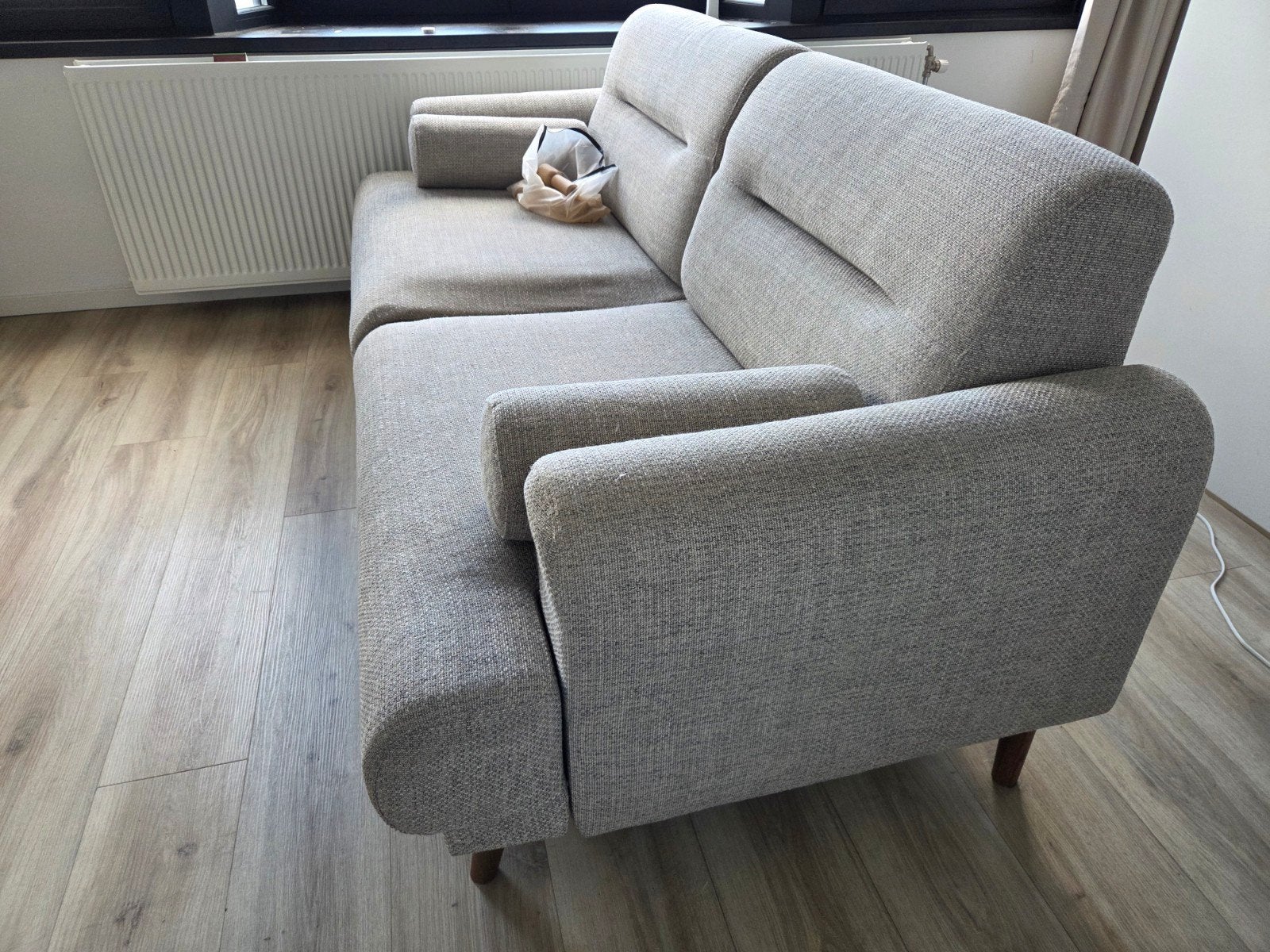 Comfortabele 2-zitsbank in lichte stof met houten poten, Huis en Inrichting, Ophalen, Hout, Modern, Scandinavisch, 150 tot 200 cm