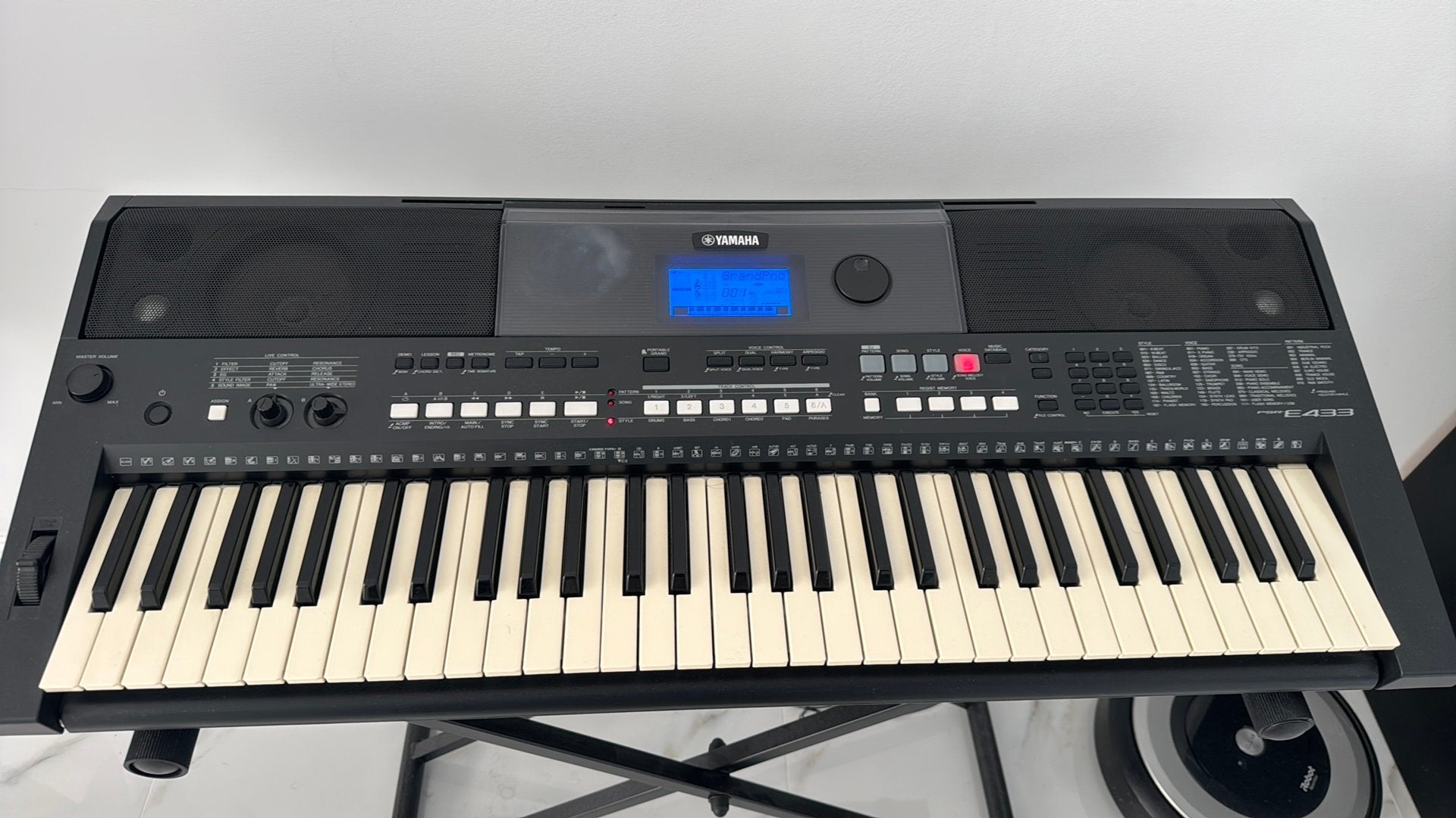 Yamaha Keyboard E433 + standaard – zeer weinig gebruikt, Muziek en Instrumenten, Ophalen of Verzenden, Zo goed als nieuw, 61 toetsen