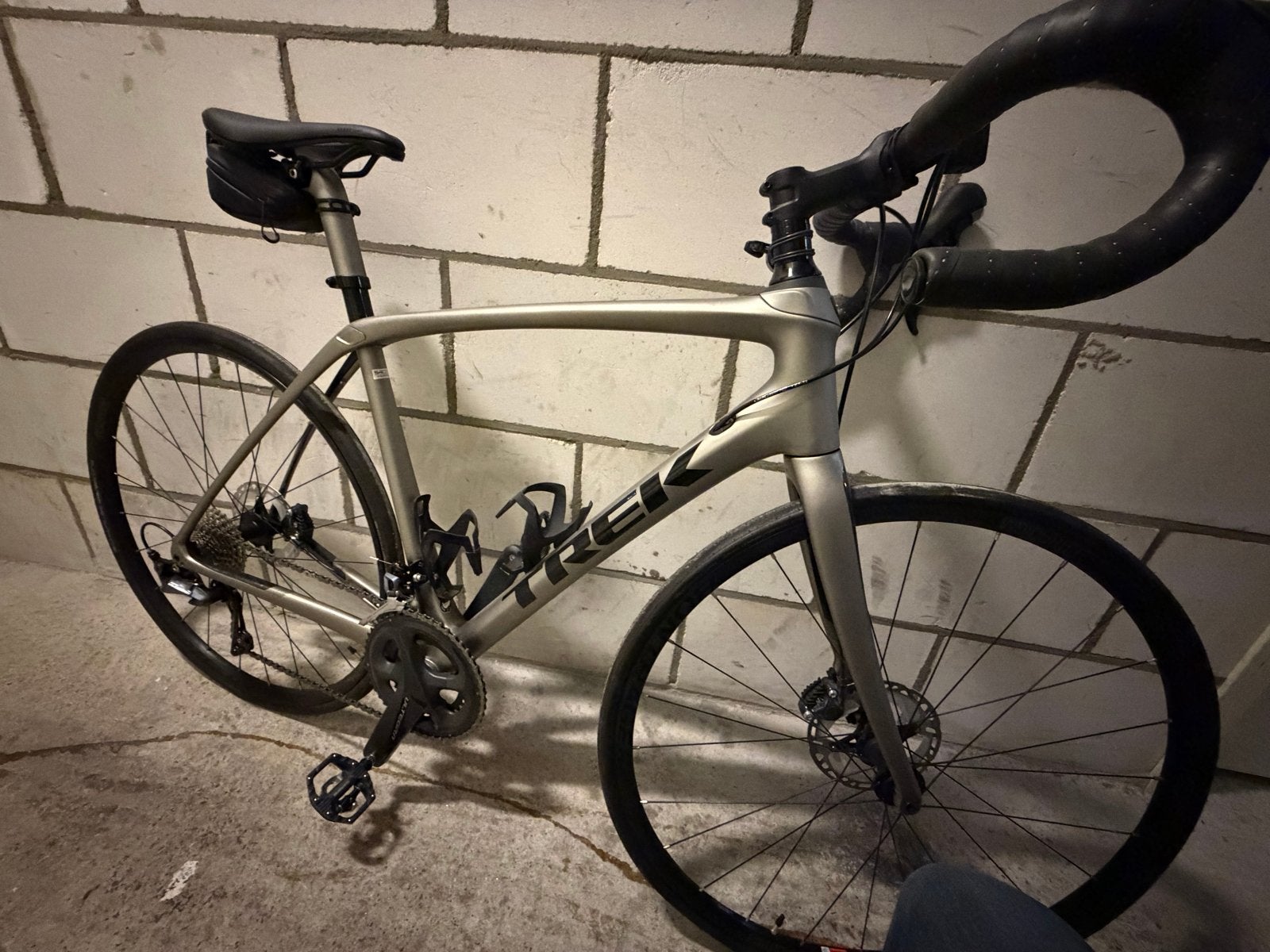 Trek Domane SL 6 (2019) 54cm, carbon, matgrijs, Fietsen en Brommers, Carbon, Zo goed als nieuw, Schijfrem, 53 tot 57 cm