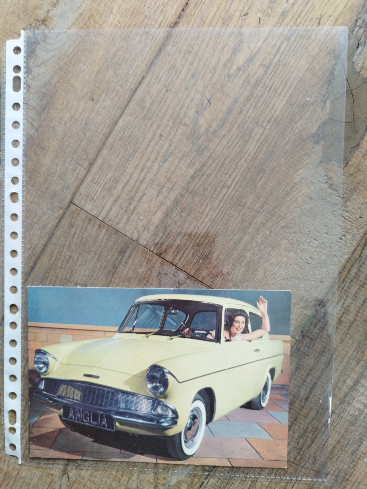 Ford Anglia De Luxe 1959 - Originele reclamekaart, Ford, Ophalen of Verzenden, Zo goed als nieuw, Ford