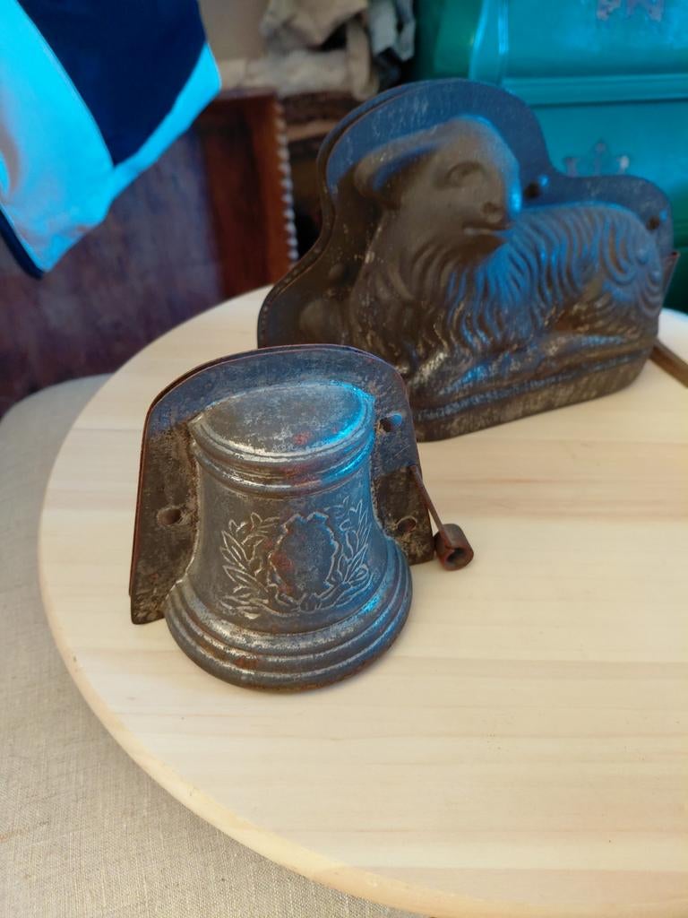Oude brocante chocolade mallen schaap/lam en klok/bel, Ophalen