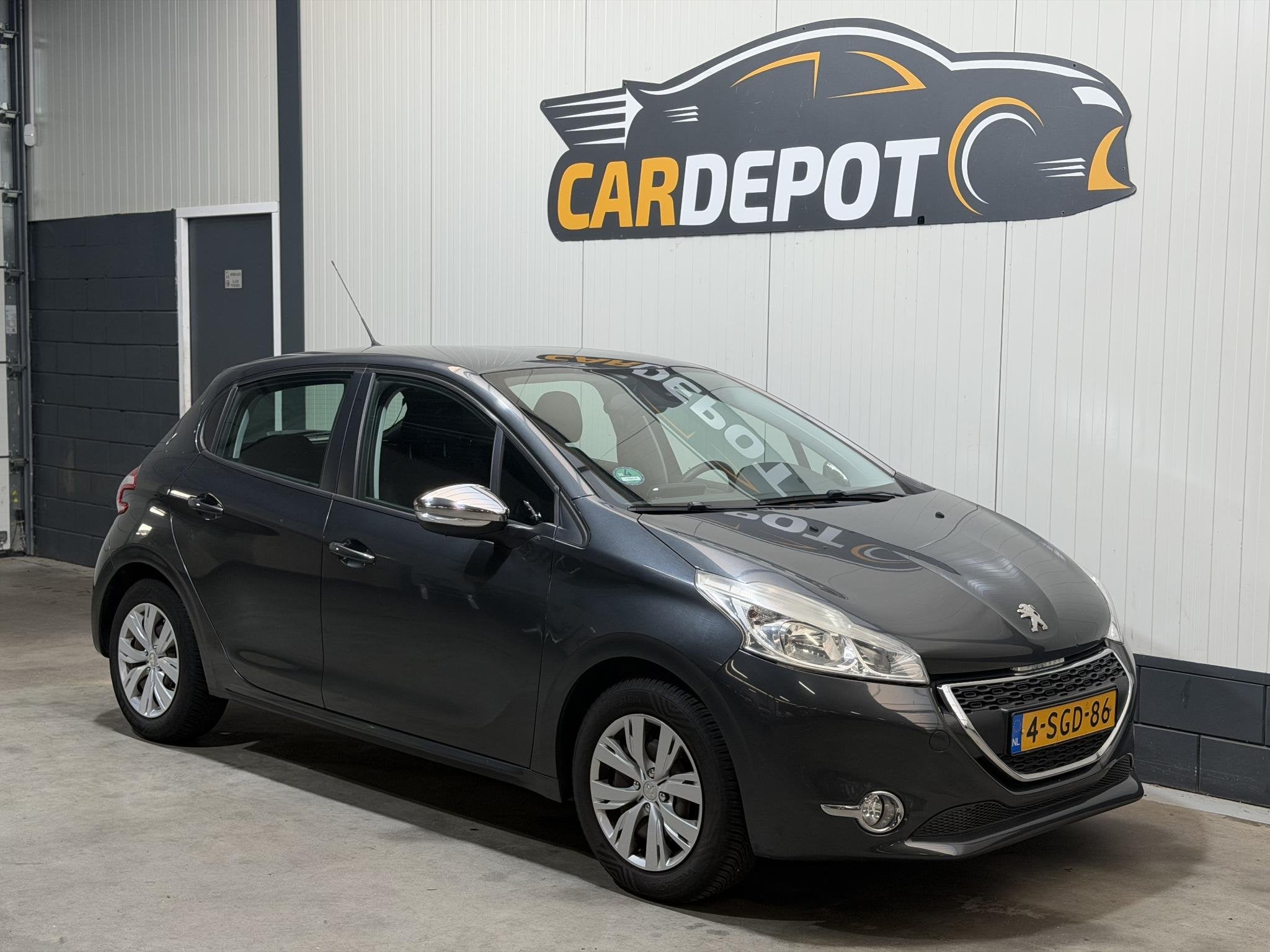 Peugeot 208 1.2 VTi Envy Super Netjes Trekhaak 5 Deurs, Auto's, Peugeot, Voorwielaandrijving, Euro 5, Stof, Gebruikt