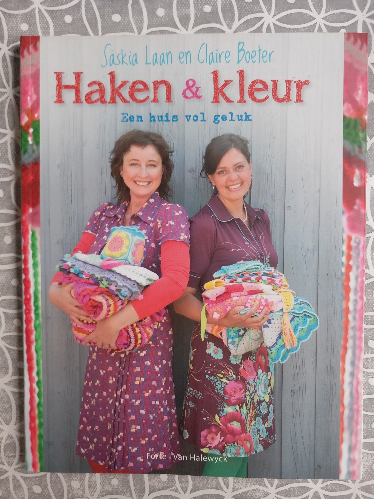 Saskia Laan - Haken en kleur, Boeken, Breien en Haken, Saskia Laan; Claire Boeter, Ophalen of Verzenden, Zo goed als nieuw