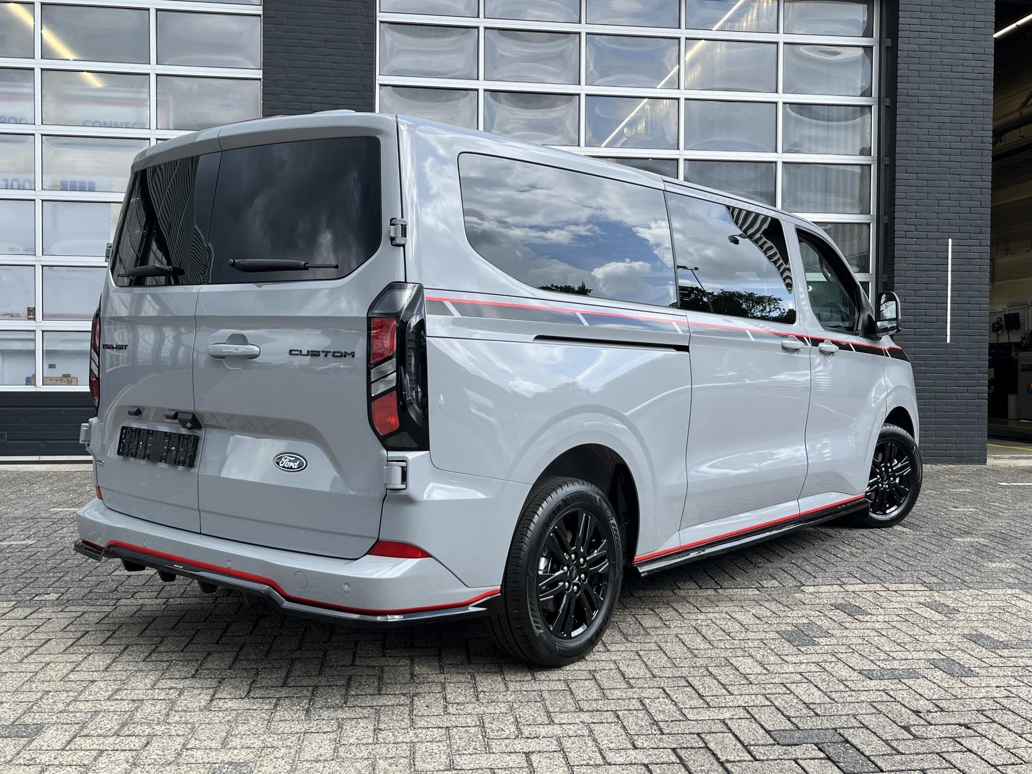 Ford Transit Custom 320 2.5 PHEV L2H1 Grey Platinum Dubbele, Auto's, 4 cilinders, 233 pk, Plug-in hybride, Bedrijf