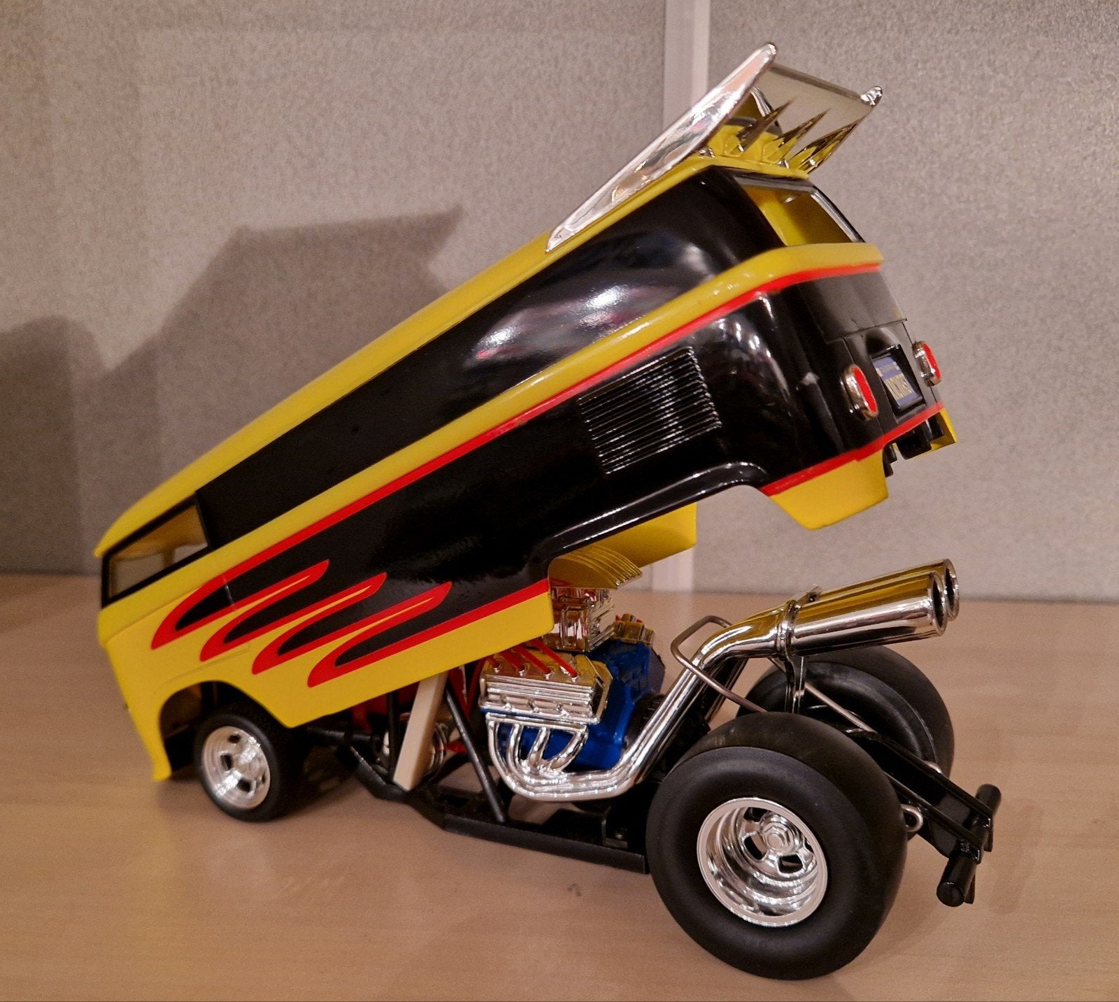 Volkswagen T1 Drag Bus Modelauto - Geel/Zwart, Overige merken, Gebruikt, Ophalen of Verzenden, Groter dan 1:32