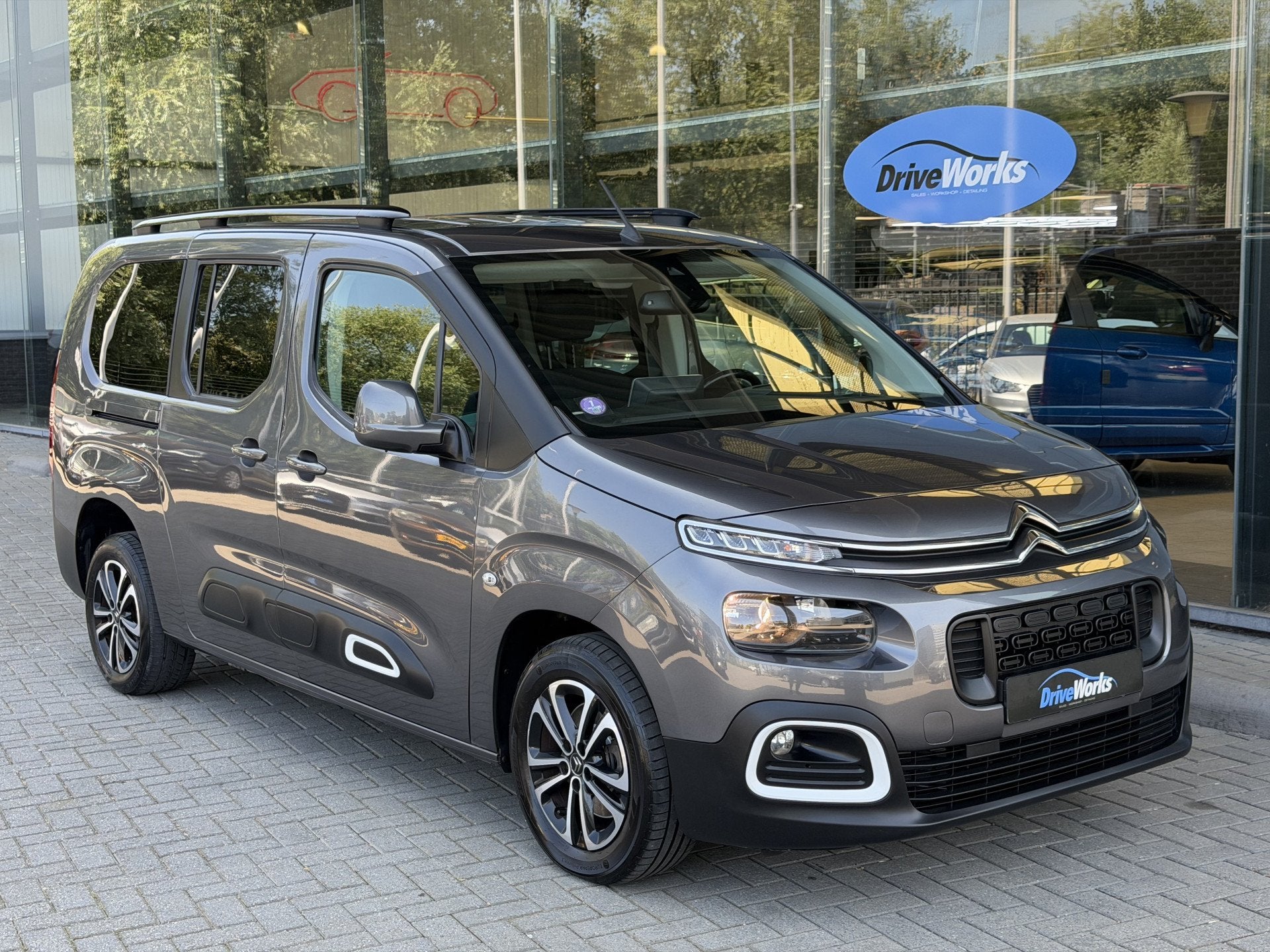 Citroën Berlingo XL 1.2 PureTech Shine 7p. | 7-zits | HUD |, Auto's, Voorwielaandrijving, Dealer onderhouden, Stof, Gebruikt