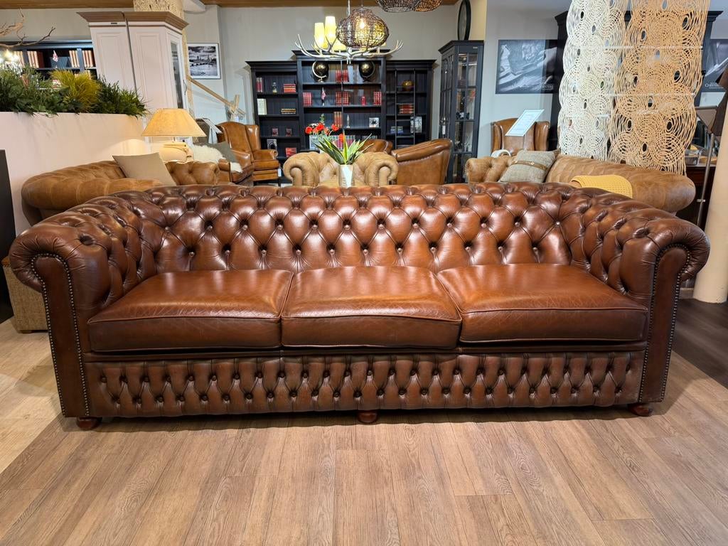 Engelse XL chesterfield 3,5 Zits bank antiek bruin Salvale, Ophalen of Verzenden