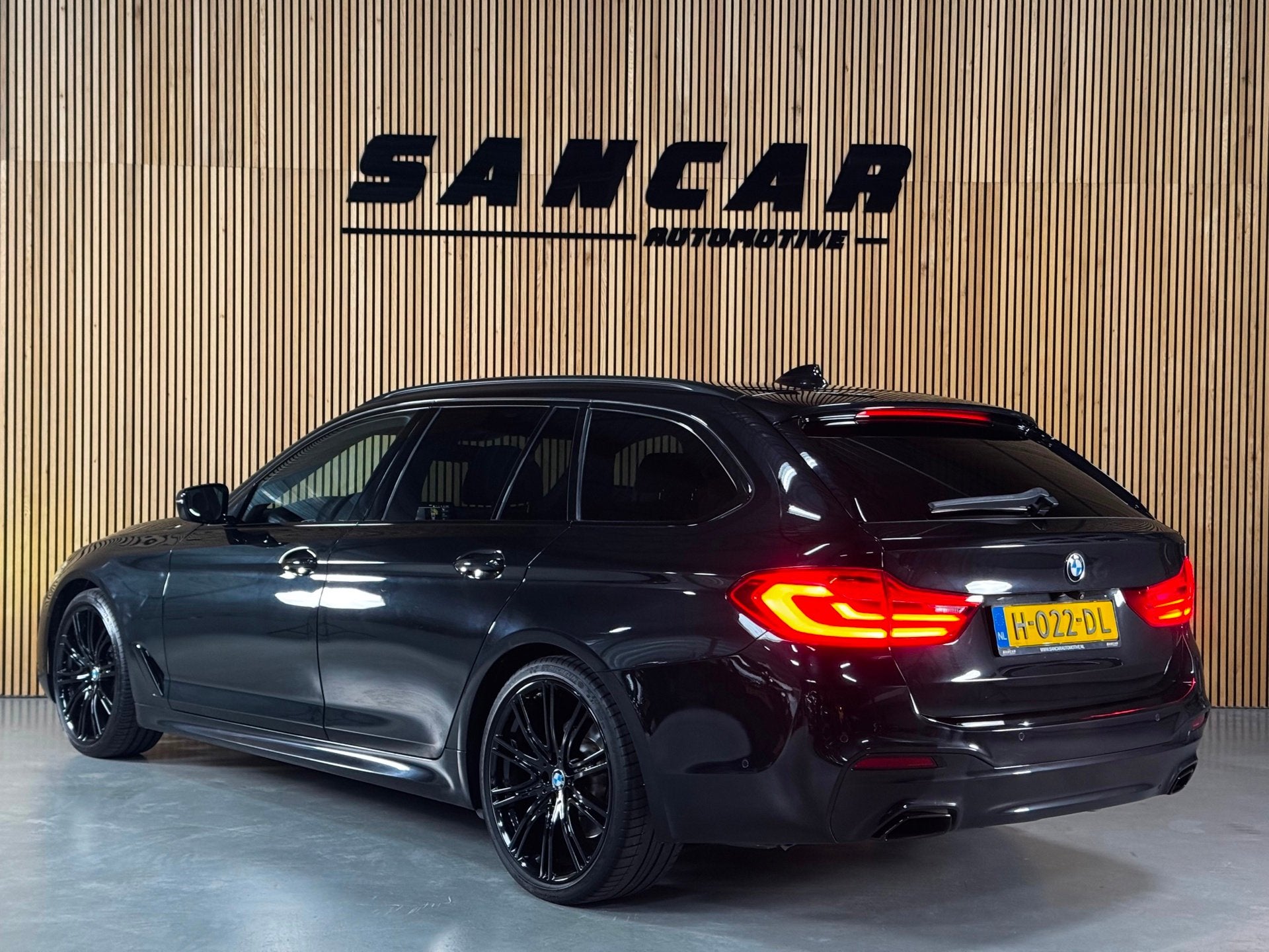 BMW 5-serie Touring 520i M-Sport BLACK PACK|PANO|H&K|HUD|BMW, Auto's, Automaat, Achterwielaandrijving, Gebruikt, 4 cilinders