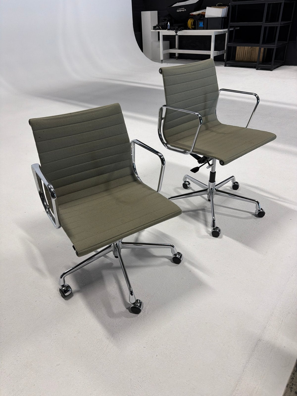 Vitra Charles Eames EA 117 Bureaustoel - Set van 2, Huis en Inrichting, Bureaustoelen, Gebruikt, Bureaustoel, Grijs, Ophalen