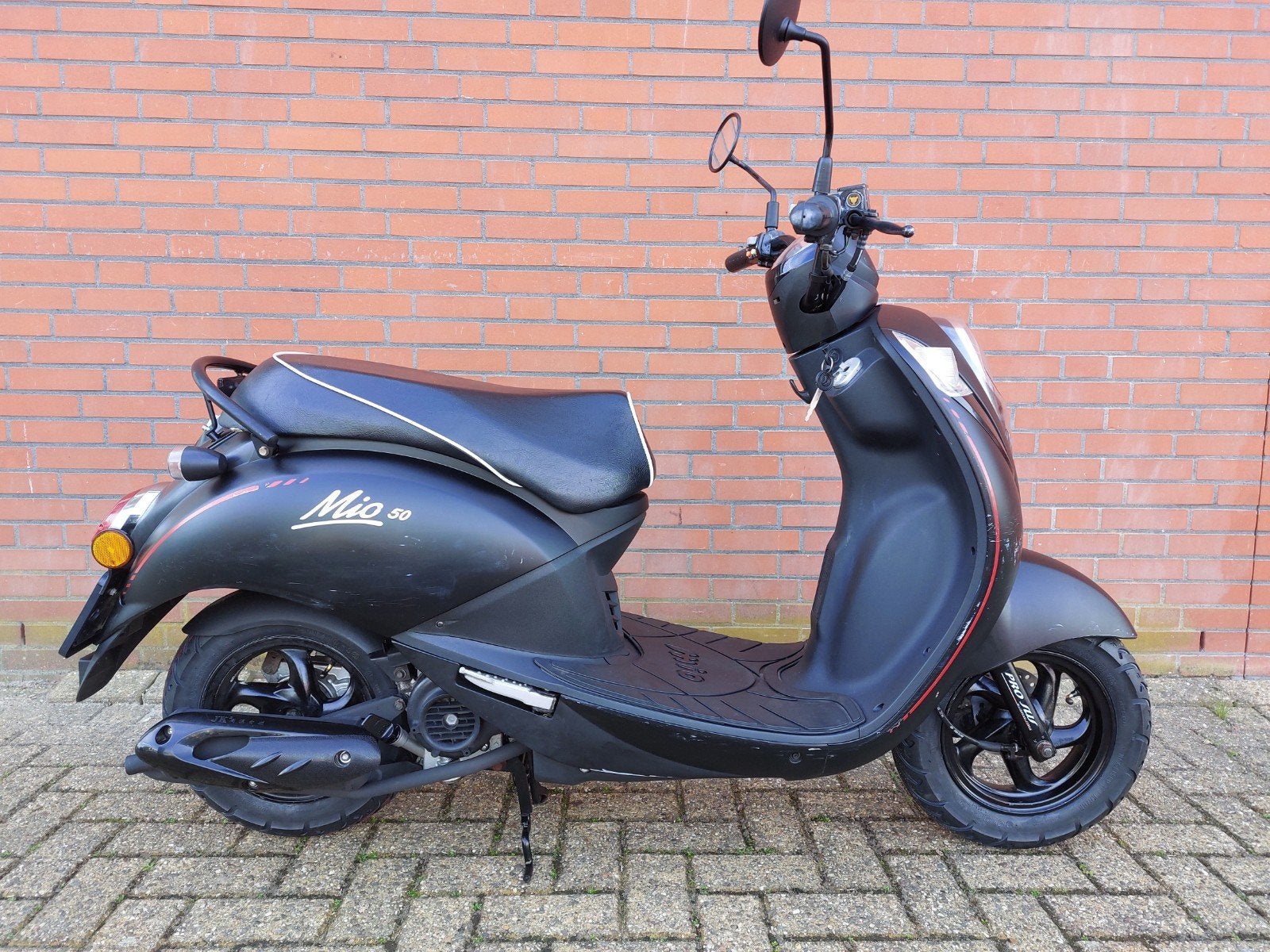 Sym Mio snorscooter (2017) in nette staat en rijklaar, Fietsen en Brommers, Gebruikt, Benzine, 50 cc, Maximaal 25 km/u