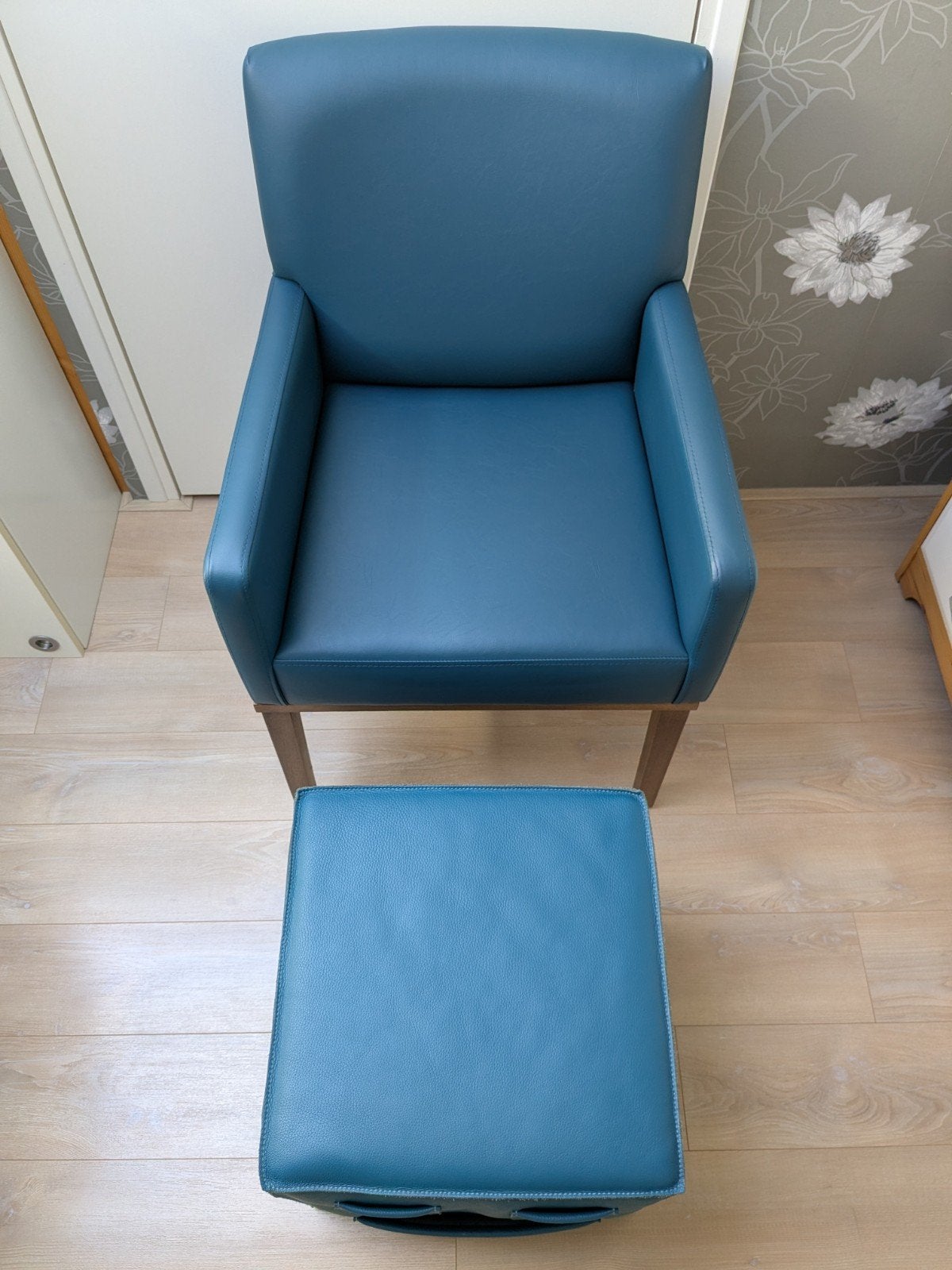 ❤️ NIEUW & UNIEK écht leren fauteuil + bijpassend leren poef, Huis en Inrichting, Minder dan 75 cm, Nieuw, Hout, 50 tot 75 cm