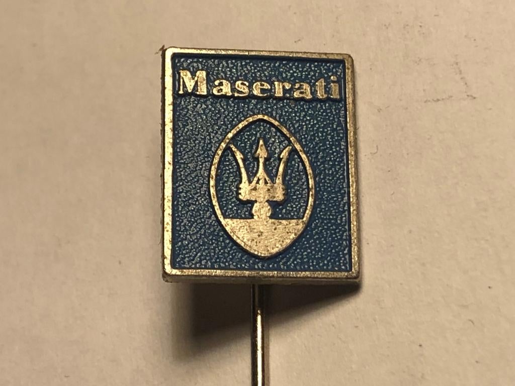 Metalen MASERATI AUTOMERK Speld (Blauw/Metaalkleur)., Verzamelen, Speldjes, Pins en Buttons, Verzenden, Zo goed als nieuw, Transport