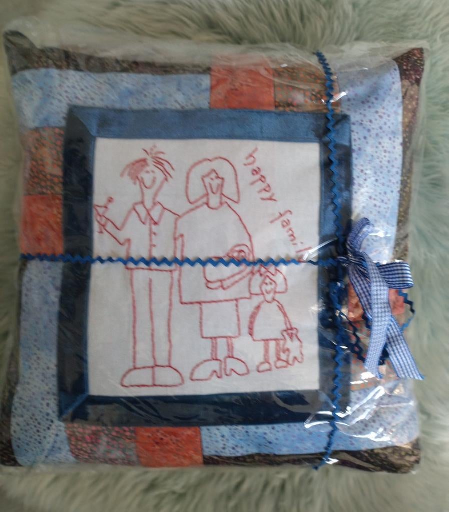 Decoratief kussen 'Happy Family' - Handgemaakt, Huis en Inrichting, Woonaccessoires | Overige, Nieuw, Textiel, Meerkleurig, Landelijk