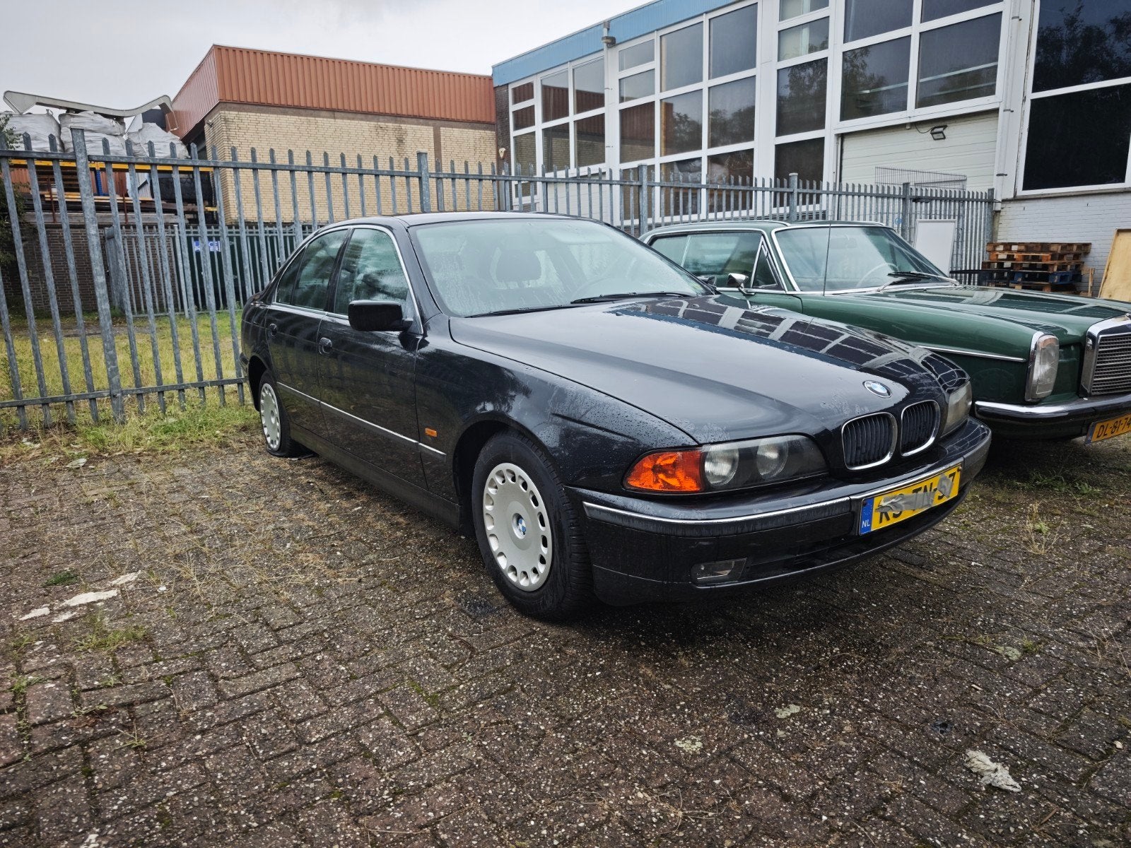 BMW 5-Serie 2.5 I 523 AUT 1997 Zwart || DEFECTE MOTOR!!, Auto's, Automaat, Achterwielaandrijving, 2494 cc, Zwart