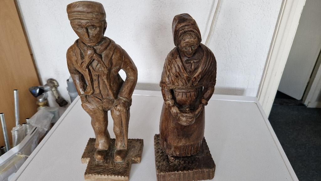 2 oude houten beelden man en vrouw, Ophalen of Verzenden, 20 - 50 cm, Hout, Houtsnijwerk