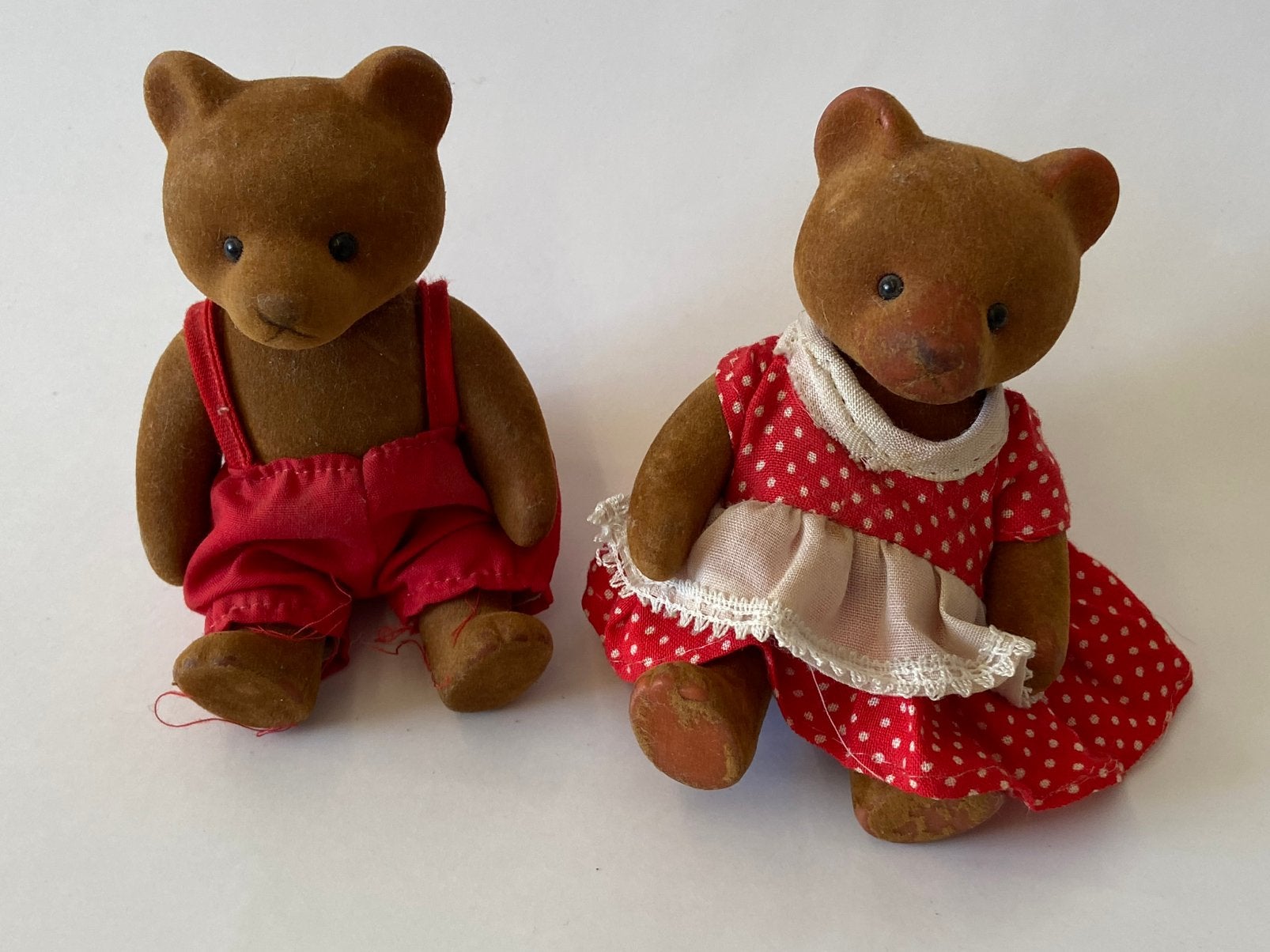 Vintage bruine beertjes met kleertjes, Ophalen of Verzenden, Gebruikt, Overige typen