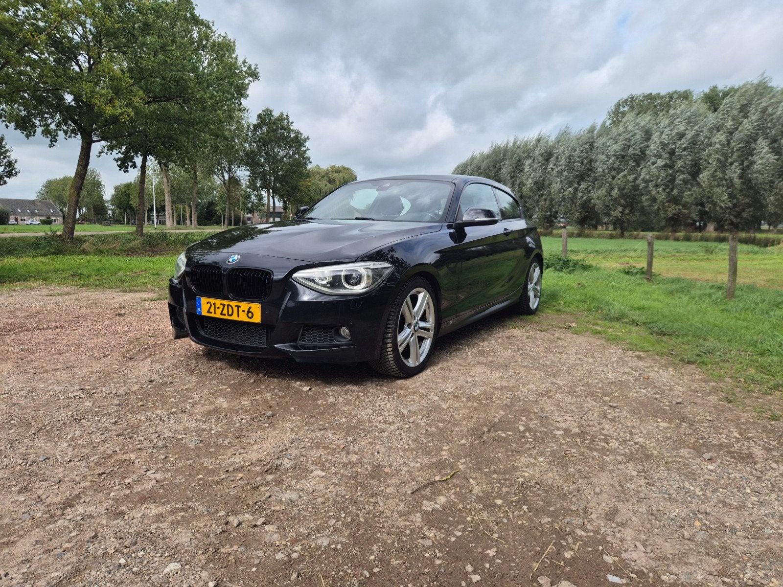 BMW 114i | 221 PK | M-Pakket | Apple CarPlay | Android Auto, 1-Serie, Achterwielaandrijving, 4 cilinders, Zwart