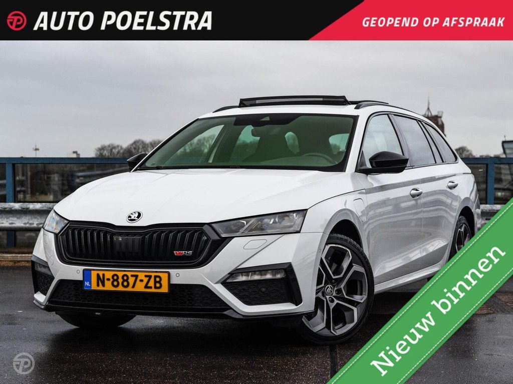 Skoda Octavia Combi 1.4 TSI RS iV PHEV Business 245 PK Panor, Auto's, Skoda, Stof, 4 cilinders, Wit, Hybride Elektrisch/Benzine