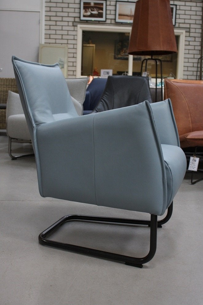 2x luxe fauteuil Aron JESS sledeframe metaal leer lichtblauw, Ophalen, 75 tot 100 cm, Zo goed als nieuw, Leer