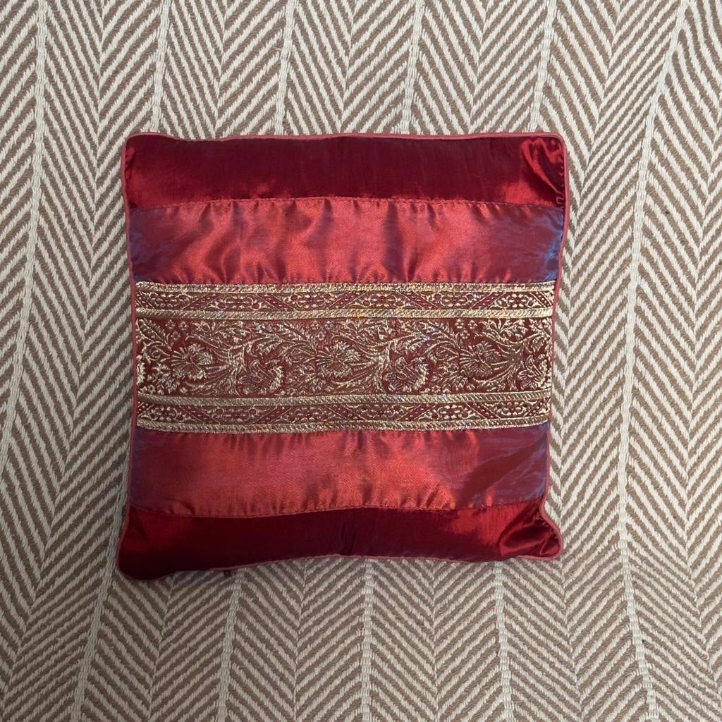 Rood sierkussen met gouden borduursel, Ophalen of Verzenden, Gebruikt, Rood, Vierkant