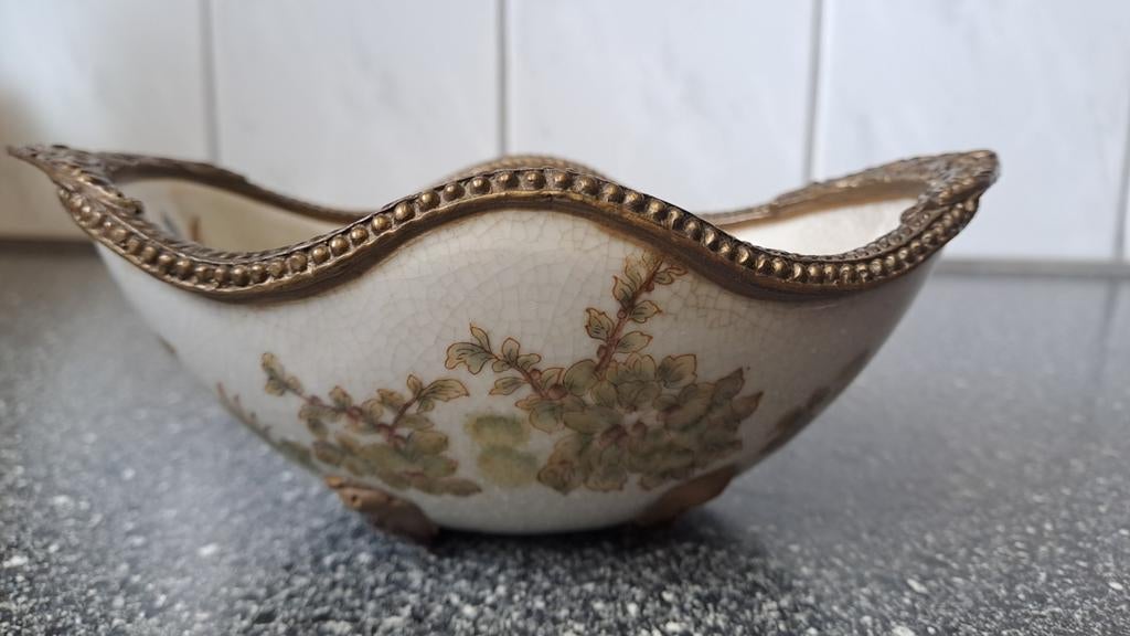 Antieke porseleinen schaaltje met pauwdecor en bronzen rand, Antiek en Kunst, Ophalen of Verzenden