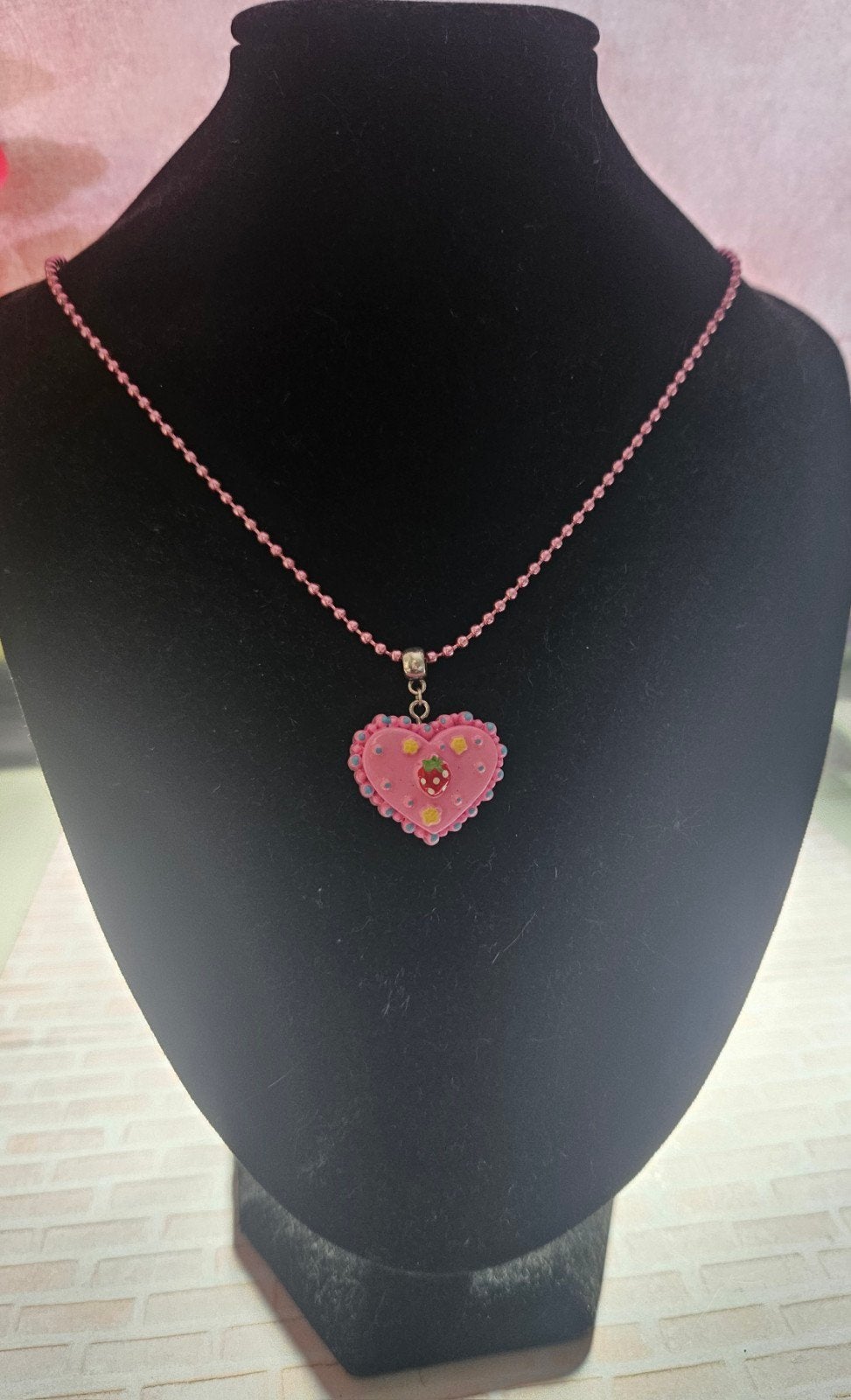 Roze hartjesketting met aardbei en bloemetjes, Sieraden, Tassen en Uiterlijk, Met hanger, Kunststof, Nieuw, Ophalen of Verzenden