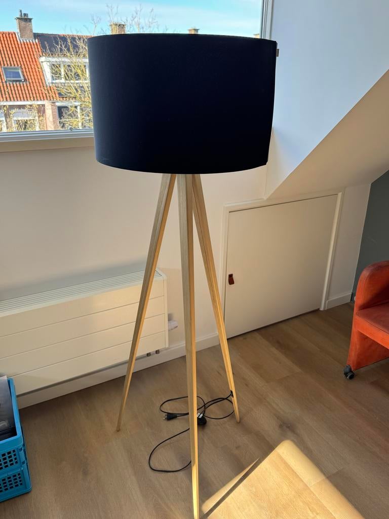 Zuiver tripod Vloerlamp, Huis en Inrichting, Lampen | Vloerlampen, Ophalen, Zo goed als nieuw, Hout, 150 tot 200 cm