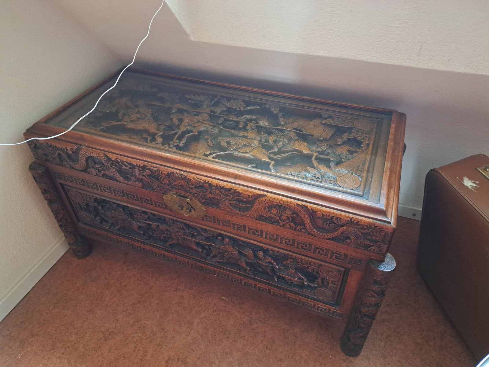 Antieke Chinese kamferkist bruidskist met houtsnijwerk en gl, Huis en Inrichting, Ophalen, 100 tot 150 cm