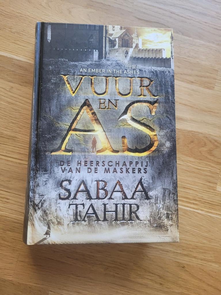 Vuur en As. Sabaa Tahir - De heerschappij van de maskers, Boeken, Ophalen of Verzenden, Zo goed als nieuw, Sabaa Tahir