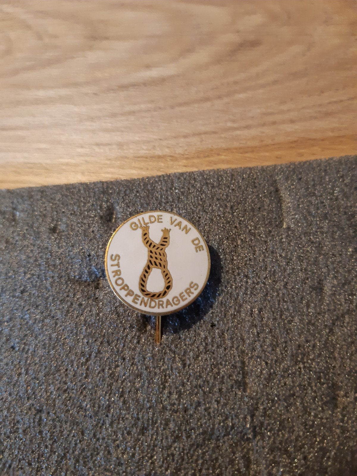 Speldje Gilde van de Stroppendragers, Ophalen of Verzenden, Zo goed als nieuw, Overige onderwerpen, Speldje of Pin