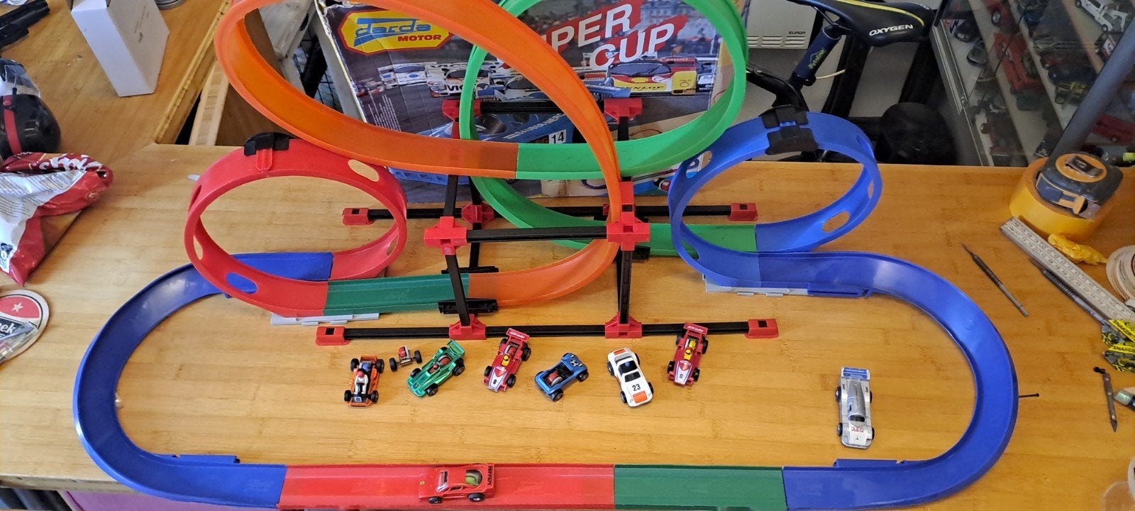 darda racebaan met rijkspolitie ferrrari porsche mercedes, Ophalen of Verzenden, Gebruikt, 1:50 tot 1:144