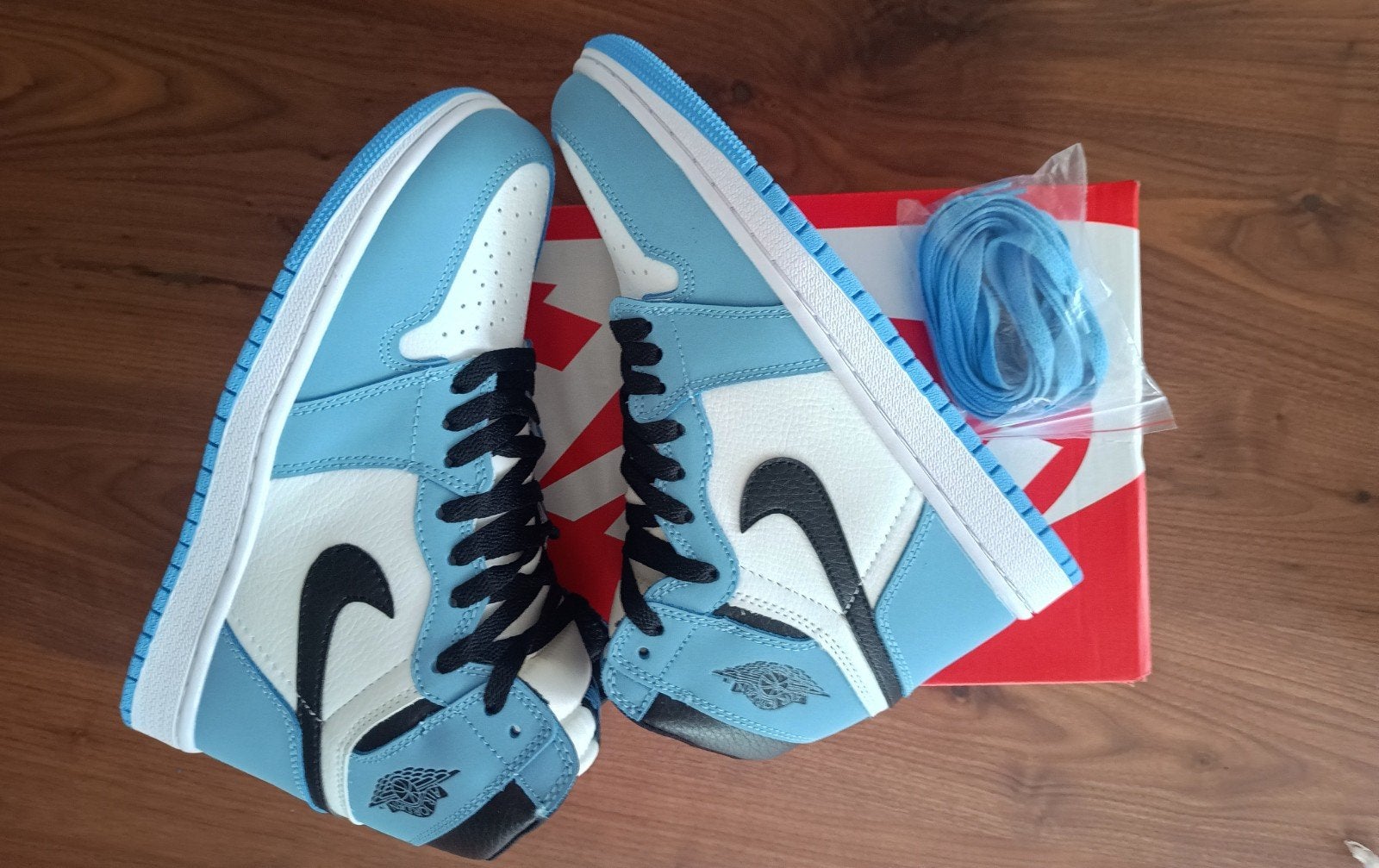 AIR JORDAN 1 HIGH RETRO UNIVERSITY BLUE, Kleding | Heren, Schoenen, Nieuw, Ophalen of Verzenden, Sneakers of Gympen, Nike Jordan