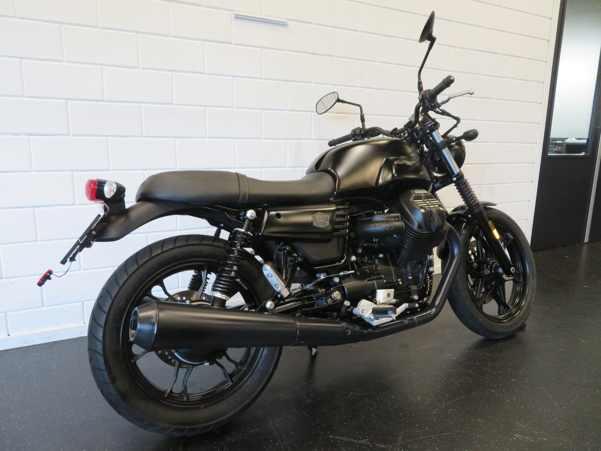 Moto Guzzi V7 STONE V 7 III PERFECT! (bj 2020), Motoren, Bedrijf, 749 cc, Naked bike