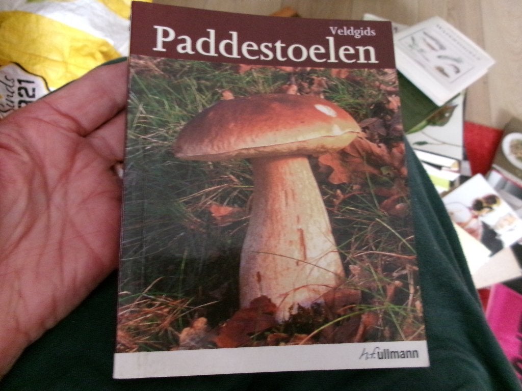 VELDGIDS   Paddestoelen, Ophalen of Verzenden, Zo goed als nieuw, Natuur algemeen
