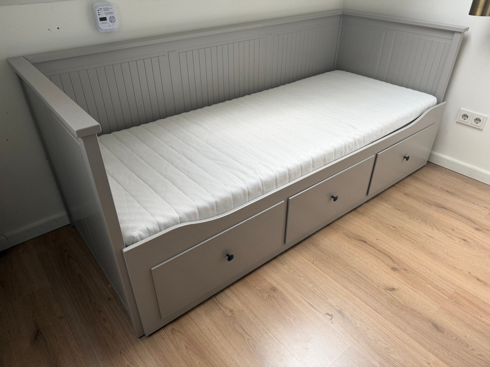 Ikea Hemnes bed / bedbank. Lichtgrijs. Excl matras., Ophalen, Tweepersoons, Zo goed als nieuw, 80 cm